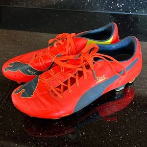 Puma soccer cleats in size 6.5